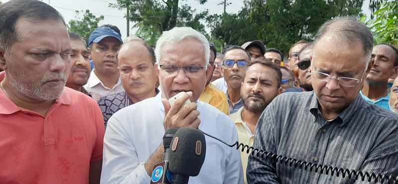 শেরপুরের ঝিনাইগাতী উপজেলায় বন্যাকবলিত মানুষের মধ্যে ত্রাণ বিতরণের সময় কথা বলেন বিএনপির স্থায়ী কমিটির সদস্য এ জেড এম জাহিদ হোসেন। মঙ্গলবার দুপুরে উপজেলার পাগলারমুখ বাজার এলাকায়