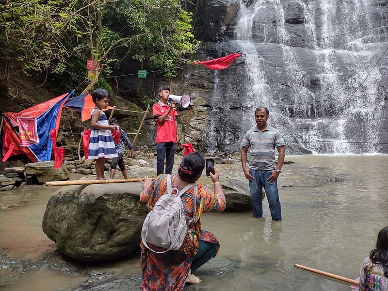 ইজারাদারের লোকজন মাইক দিয়ে সতর্ক করার পরও পাহাড়ের পিচ্ছিল পথ বেয়ে ঝরনার ওপরে ওঠার চেষ্টা করেন পর্যটকেরা। ফলে ঘটে দুর্ঘটনা। ৫ অক্টোবর দুপুরে মিরসরাইয়ের খৈয়াছড়া ঝরনায়