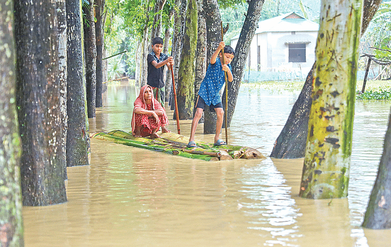 চারদিকে পানি। ত্রাণ আসার খবরে বাড়ি থেকে উঁচু সড়কের দিকে যাচ্ছেন বয়স্ক এই নারী। দুই নাতি ভেলায় করে নিয়ে যাচ্ছে তাঁকে। গতকাল সকালে শেরপুরের নালিতাবাড়ী উপজেলার যোগানিয়া কান্দাপাড়া গ্রামে