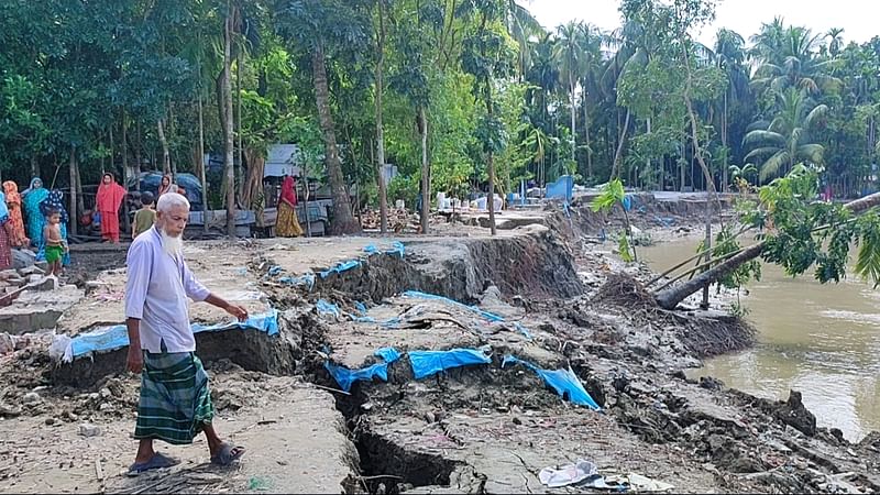 নড়াইলের কালিয়া উপজেলায় নবগঙ্গা নদীর ভাঙনে একের পর এক ঘরবাড়ি বিলীন হচ্ছে। গতকাল মঙ্গলবার দুপুরে উপজেলার বিষ্ণুপুর এলাকায়