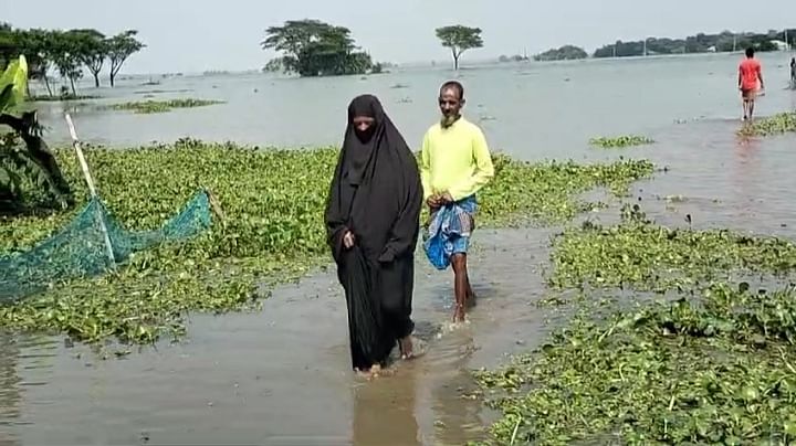 নেত্রকোনার বেশির ভাগ গ্রামীণ রাস্তাঘাট এখনো পানির নিচে থাকায় কাজের সন্ধানে সহজে যোগাযোগ করা যাচ্ছে না। ছবিটি গতকাল মঙ্গলবার সকালে বারহাট্টা উপজেলার মান্দারতলা এলাকায় তোলা