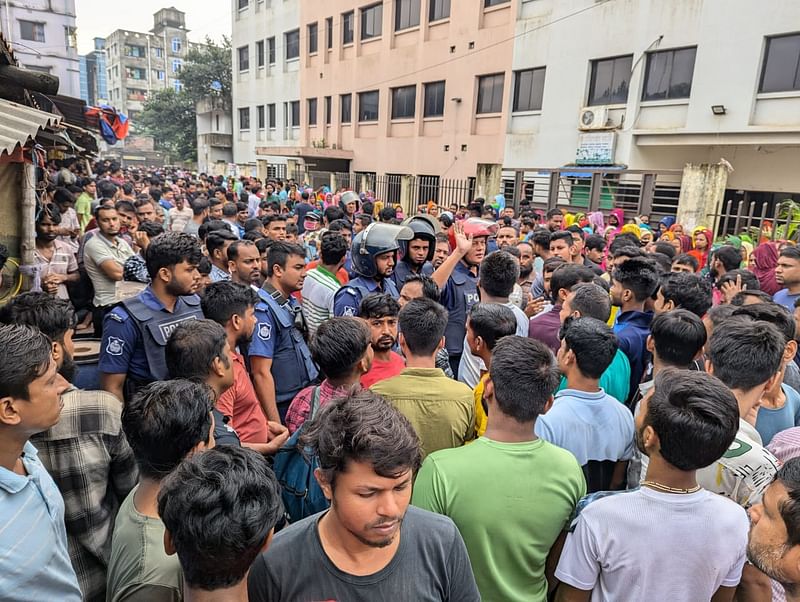 গাজীপুর নগরের কোনাবাড়ী এলাকায় যমুনা ডেনিম গার্মেন্টস অ্যান্ড ওয়াশিং কারখানার শ্রমিকদের বিক্ষোভ। আজ বুধবার বেলা ১১টায়