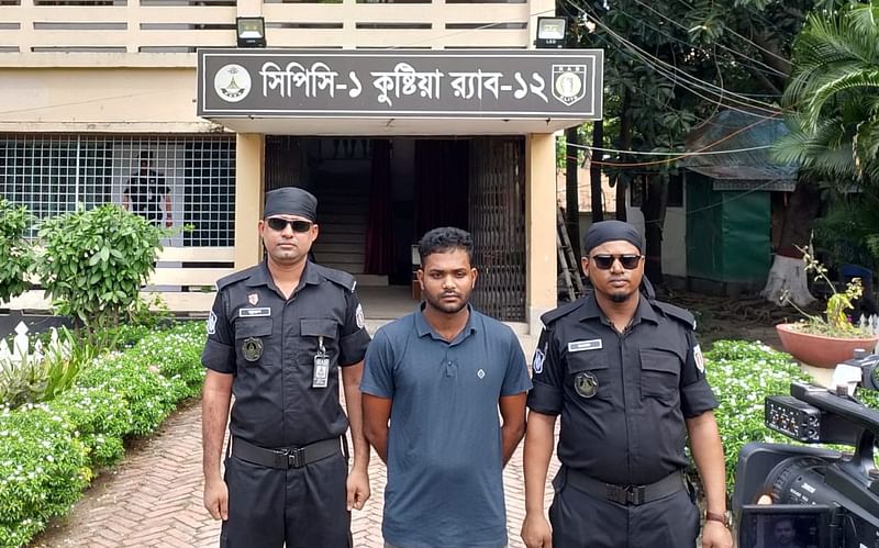 কুষ্টিয়ায় র‌্যাবের অভিযানে গ্রেপ্তার মাইক্রোবাসচালক কাবের আলী