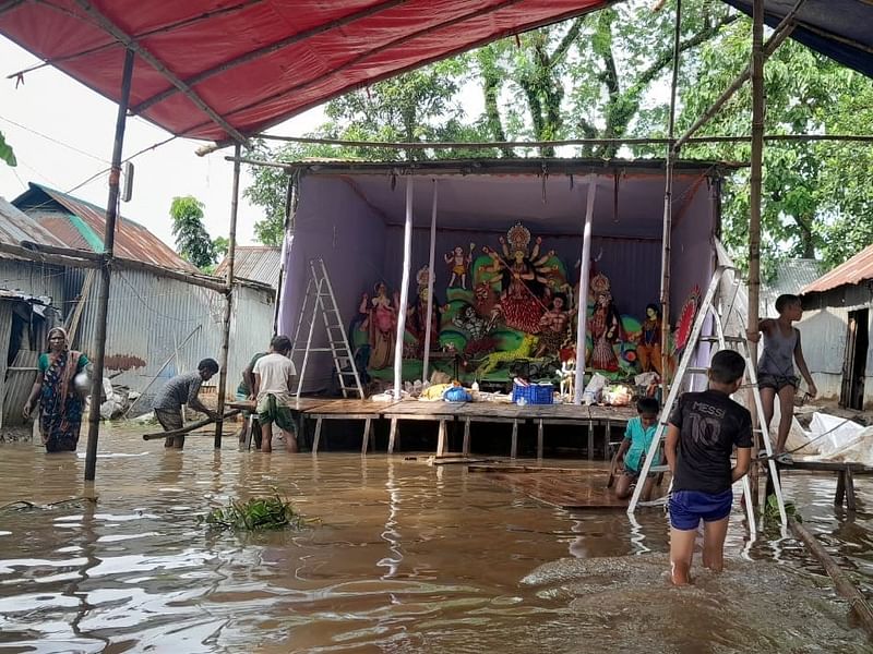 নেত্রকোনার কলমাকান্দা উপজেলার দুর্গাবাড়ি নয়াপাড়া পূজামণ্ডপের আঙিনায় আজ সকাল পর্যন্ত পানি দেখা গেছে