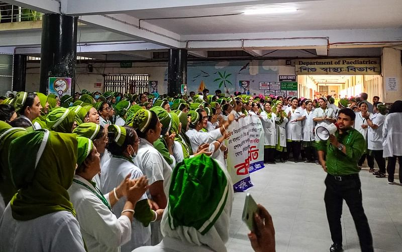 চট্টগ্রামের সরকারি হাসপাতালগুলোতে বিভিন্ন দাবিতে কর্মবিরতি পালন করেন কর্মরত নার্সরা। এই কর্মবিরতির কারণে নগরের হাসপাতালগুলোতে রোগীরা ভোগান্তির শিকার হন। ব্যাহত হয় চিকিৎসাসেবা। গতকাল দুপুর সাড়ে ১২টায় চট্টগ্রাম মেডিকেল কলেজ হাসপাতালে