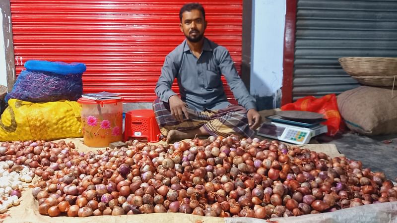 দিনাজপুরের বিরামপুর উপজেলার কাটলা বাজারে ভারতীয় পেঁয়াজ বিক্রি করছেন ব্যবসায়ী হাফিজুর রহমান। সম্প্রতি তোলা