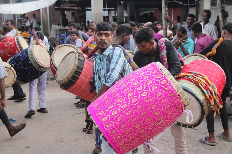 ঢাক বাজিয়ে পূজার আয়োজকদের মনোযোগ আকর্ষণের চেষ্টা করছেন ঢাকিরা। গত মঙ্গলবার কিশোরগঞ্জের কটিয়াদী উপজেলার পুরানবাজারে