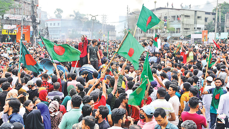 শেখ হাসিনা সরকার পদত্যাগ ঘোষণার পর আনন্দ উদ্‌যাপন করতে হাজারো মানুষ মিলিত হয় নারায়ণগঞ্জের চাষাঢ়া এলাকায়। গত ৫ আগস্ট তোলা