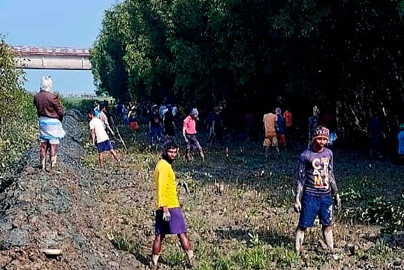 কক্সবাজারের চকরিয়ার বদরখালী সেতুর পাশে গত ১৩ জানুয়ারি এভাবে প্যারাবন কেটে চিংড়ি ঘেরের বাঁধ তৈরি করেন দখলদারেরা