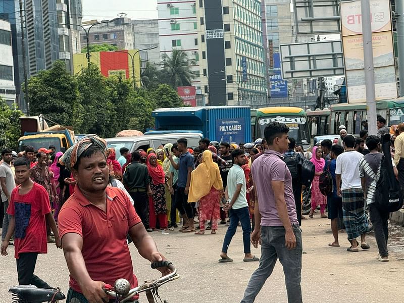 ঢাকার প্রগতি সরণির কুড়িল এলাকায় আজ বৃহস্পতিবার দুপুর ১২টা থেকে বেলা পৌনে ২টা পর্যন্ত সড়ক অবরোধ করে বিক্ষোভ করেছেন পোশাকশ্রমিকেরা