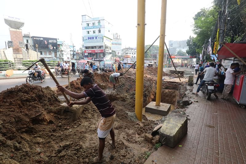 এলইডি বিলবোর্ড স্থাপনের জন্য মোটা দুটি ধাতব খুঁটি পোঁতা হয়েছে। মঙ্গলবার সকালে বগুড়া শহরের সাতমাথা এলাকায়