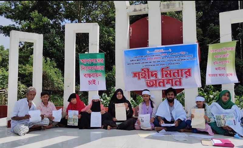 কক্সবাজারের পেকুয়ার কেন্দ্রীয় শহীদ মিনারে পরিবারের ১০ সদস্যকে নিয়ে কাফনের কাপড় পড়ে অনশন করছেন এক উন্নয়ন কর্মী । আজ দুপুর একটার দিকে