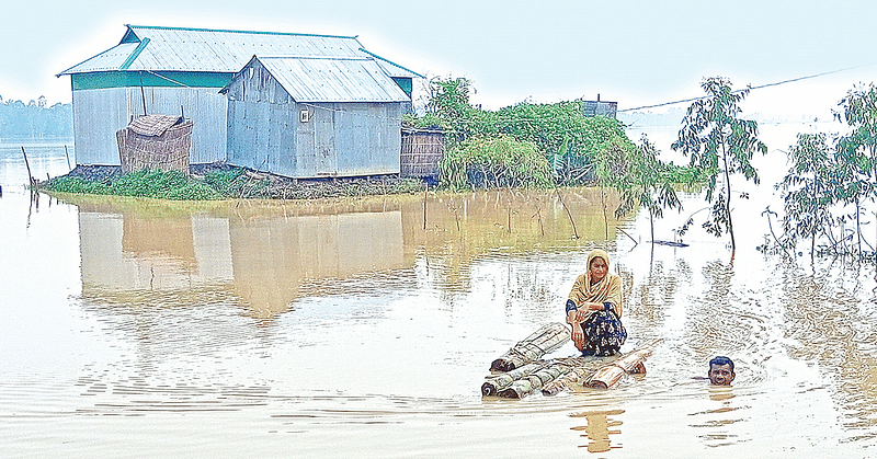 শেরপুরের নালিতাবাড়ীতে বন্যার পানিতে ক্ষতিগ্রস্ত বাড়িঘরের খোঁজখবর শেষে ভেলায় ও সাঁতরে আশ৶য়কেন্দ্রে ফিরছেন এক দম্পতি। গতকাল দুপুরে বাথুয়াকান্দা গ্রামে