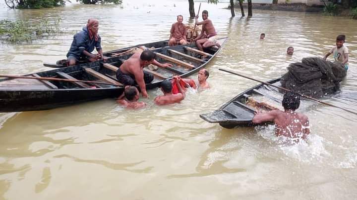 নেত্রকোনার কলমাকান্দা উপজেলার মধ্যপাড়া এলাকার কালীবাড়ি খাল থেকে দুজনের লাশ উদ্ধার করেন স্থানীয় বাসিন্দারা। আজ সকালে