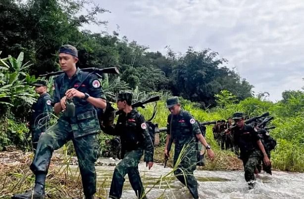 মিয়ানমারের বিদ্রোহী গোষ্ঠী আরাকান আর্মির সশস্ত্র সদস্যরা