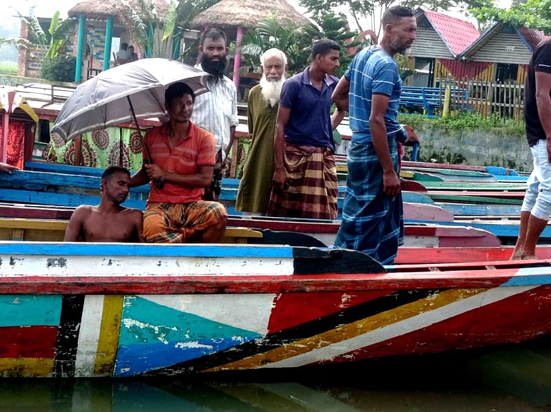 হালতি বিলে বজ্রপাতে আহতদের উদ্ধার করেন স্থানীয় লোকজন। আজ শুক্রবার সকালে