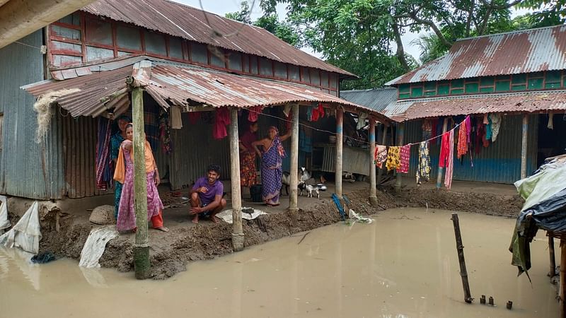 বাড়ির উঠান এখনো বন্যার পানিতে তলিয়ে আছে। শনিবার সকালে ময়মনসিংহের ধোবাউড়া উপজেলার গোয়তালা ইউনিয়নের গ্রামে