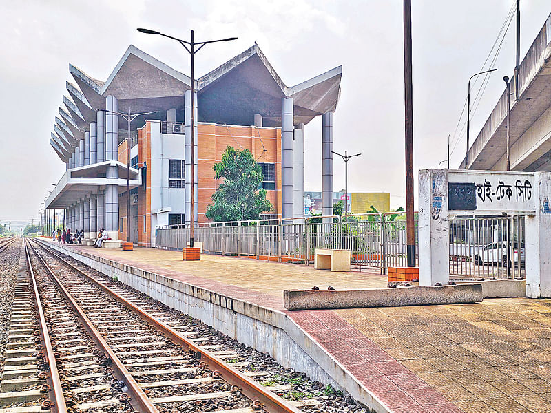 ঢাকার কমলাপুরের আদলে গাজীপুরের কালিয়াকৈরে প্রায় ৫৮ কোটি টাকায় বঙ্গবন্ধু হাইটেক সিটি স্টেশনটি নির্মাণ করা হয়। এখানে থামে মাত্র দুটি ট্রেন। ফলে আয় দিয়ে কর্মকর্তাদের বেতন–ভাতাই উঠছে না। গত বুধবার