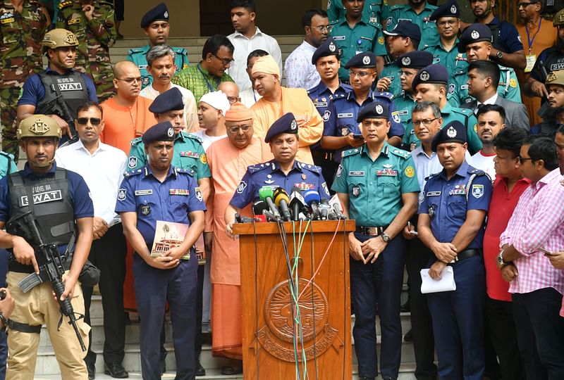 আইজিপি ময়নুল ইসলাম রামকৃষ্ণ মঠ ও মিশনে দুর্গাপূজার মণ্ডপ পরিদর্শন শেষে সাংবাদিকদের সঙ্গে কথা বলেন। ঢাকা, ১২ অক্টোবর