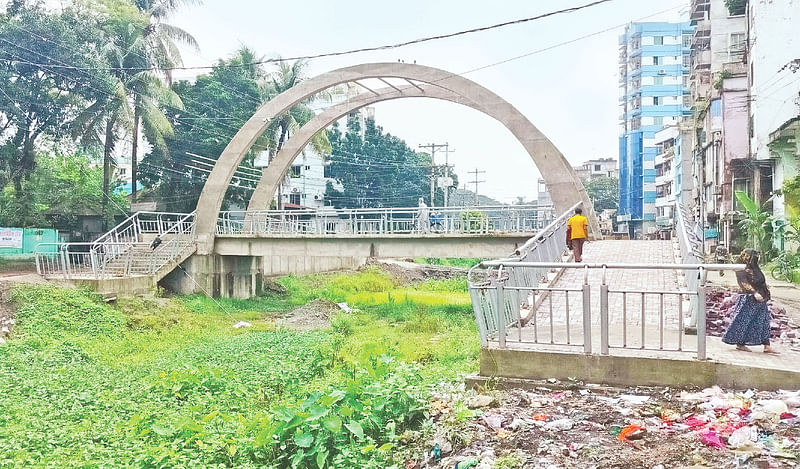 মানিকগঞ্জ শহরের ভেতর দিয়ে বয়ে যাওয়া খাল খনন এবং সৌন্দর্যবর্ধনকাজের তেমন অগ্রগতি নেই। গত শনিবার দুপুরে গঙ্গাধরপট্টি এলাকায়