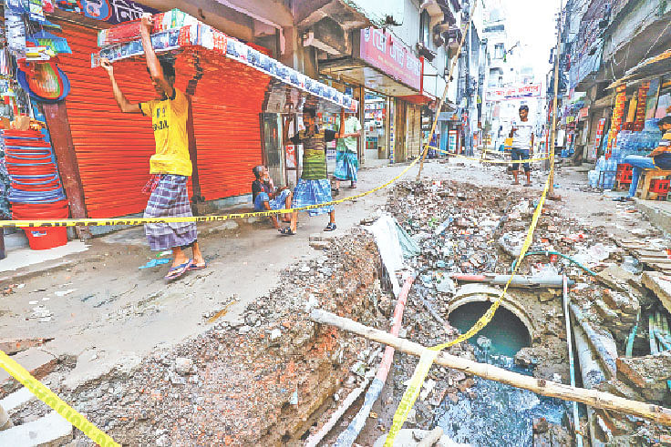 রাজধানীর মিরপুরের পশ্চিম কাজীপাড়া মসজিদ সড়কের বর্তমান অবস্থা