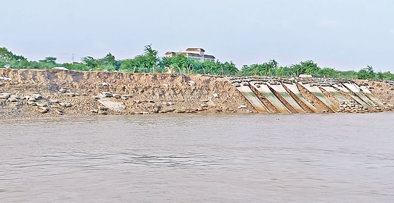 খুলনার কয়রা উপজেলার হরিণখোলা এলাকায় কপোতাক্ষ নদের বাঁধের কিছু অংশ ধসে গেছে। গত সোমবার