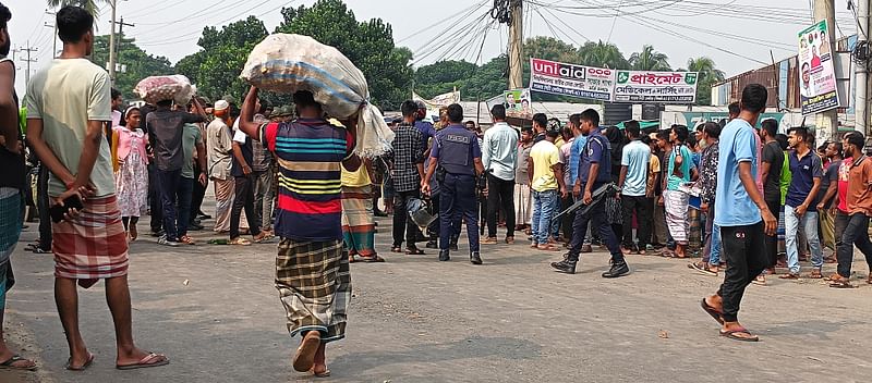 গাজীপুর নগরে বকেয়া বেতনের দাবিতে বেক্সিমকো গ্রুপের কারখানার শ্রমিকেরা চন্দ্রা-নবীনগর সড়ক অবরোধ করেছেন। আজ শনিবার বেলা দেড়টায়