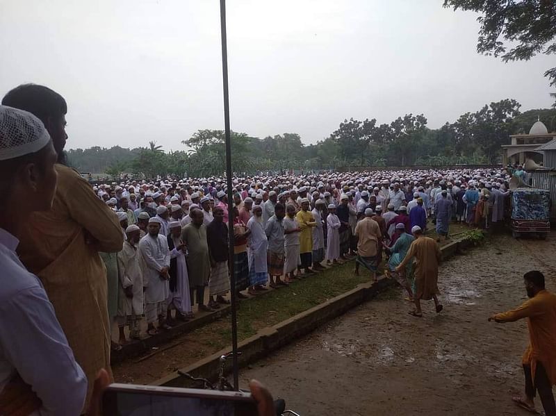 ময়মনসিংহের ধোবাউড়ায় বাবা ও দুই সন্তানের জানাজায় মানুষের ঢল। আজ রোববার সকালে