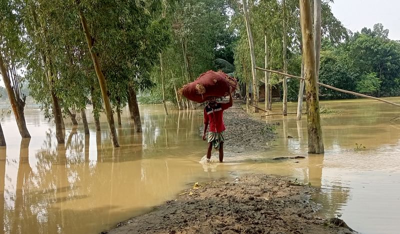 বন্যার পানি কমে সড়ক ভেসে উঠলেও মানুষের দুর্ভোগ কমেনি। শনিবার বিকেলে শেরপু‌রের না‌লিতাবাড়ী‌ উপজেলার বাথুয়ারকান্দা এলাকায়