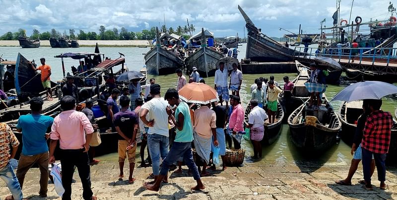 ২২ দিনের সরকারি নিষেধাজ্ঞা শুরু হওয়ায় ঘাটে ফিরছেন জেলেরা। গতকাল দুপুরে কক্সবাজার শহরের বাঁকখালী নদীর তীরে অবস্থিত ফিশারি ঘাট