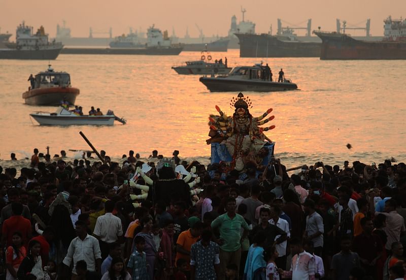 ঢোল ও বাঁশি বাজিয়ে দুর্গা প্রতিমা বিসর্জন দেয় সনাতন ধর্মাবলম্বী ভক্তরা। আজ বিকেল ৪ টায় চট্টগ্রাম নগরের পতেঙ্গা সমুদ্র সৈকতে