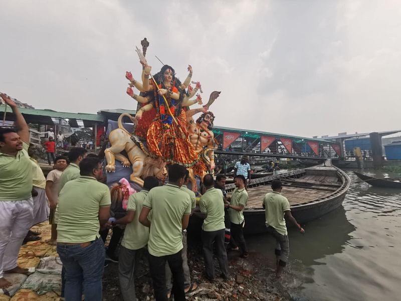 বিজয়া দশমীতে বুড়িগঙ্গা নদীতে প্রতিমা বিসর্জন চলছে। রোববার দুপুরে ঢাকার সদরঘাটের বিনা স্মৃতি স্নান ঘাট এলাকায়