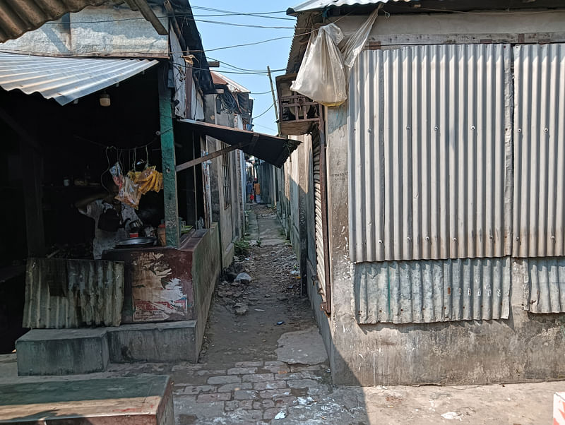 দৌলতদিয়া যৌনপল্লিতে এই চায়ের দোকানের সামনে গতকাল রাতে খুন হন ফারুক। আজ রোববার সকাল থেকে দোকানটি বন্ধ রয়েছে