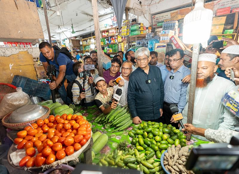 বাজার পরিদর্শন করছেন বাণিজ্য উপদেষ্টা