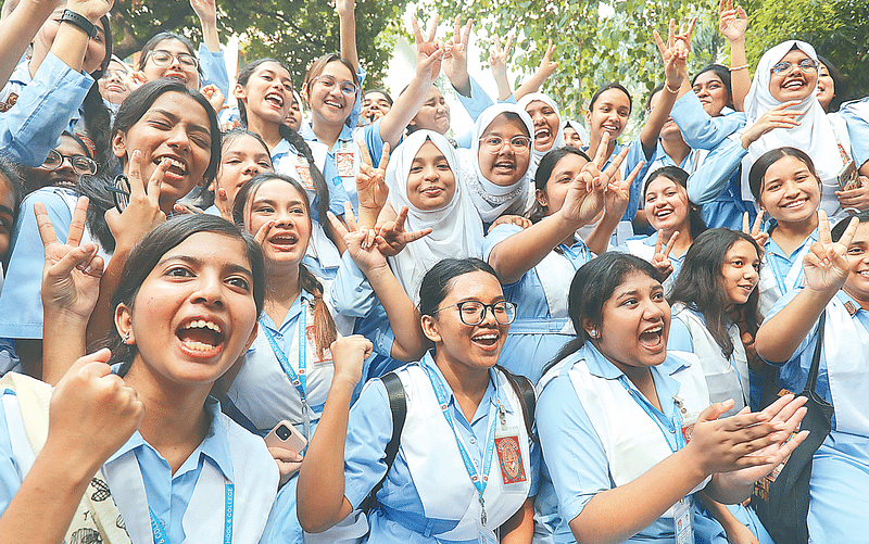 ভালো ফলে উচ্ছ্বসিত শিক্ষার্থীরা। গতকাল ভিকারুননিসা নূন স্কুল অ্যান্ড কলেজে