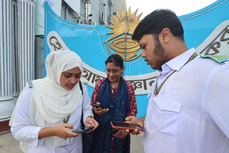 মুঠোফোনের পাশাপাশি প্রিয় শিক্ষাপ্রতিষ্ঠানে এসেও ফলাফল দেখছে শিক্ষার্থীরা। ছবিটি রংপুর ক্যান্টনমেন্ট পাবলিক স্কুল ও কলেজের প্রধান ফটকে।