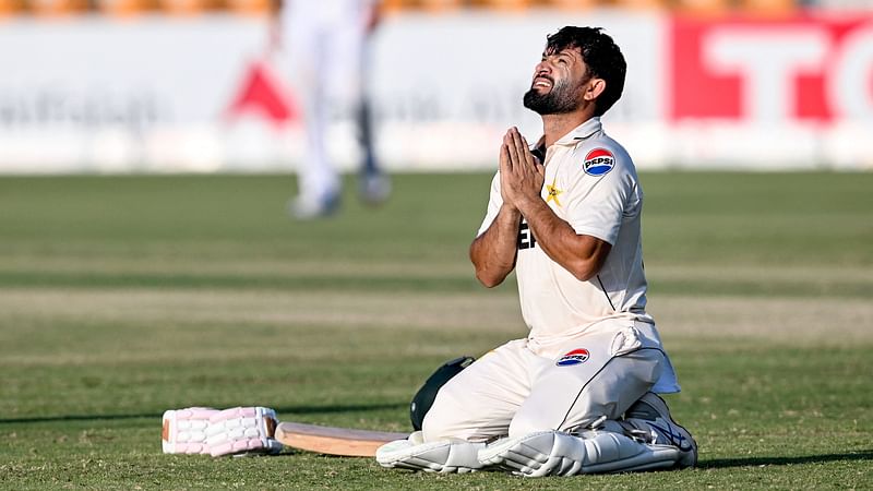 টেস্ট অভিষেকে সেঞ্চুরির পর পাকিস্তানের ব্যাটসম্যান কামরান গুলাম