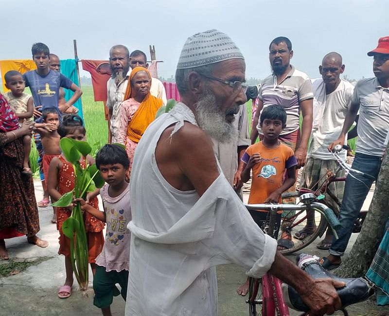 রাজারহাটে দখলদারদের হামলার শিকার নদীকর্মী নজির হোসেন। মঙ্গলবার সকালে রাজারহাট উপজেলার আঙ্গাধোয়া ব্রিজ এলাকায়