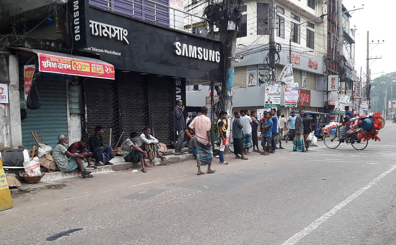 মৌলভীবাজারে কাজের অপেক্ষায় বসে আছেন দিনমজুরেরা। আজ মঙ্গলবার সকালে