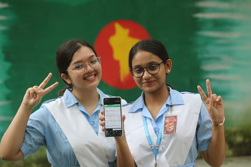 ফলাফল দেখছেন শিক্ষার্থী। ভিকারুননিসা নূন স্কুল অ্যান্ড কলেজ, ঢাকা, ১৫ অক্টোবর