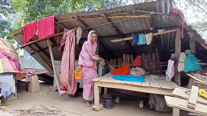 শেরপুরের নালিতাবাড়ীর বাসিন্দা রেজিয়া খাতুনের একমাত্র বসতঘরটি বন্যায় প্রায় ভেঙে পড়েছে। গতকাল সোমবার বিকেলে গড়াকুড়া গ্রামে