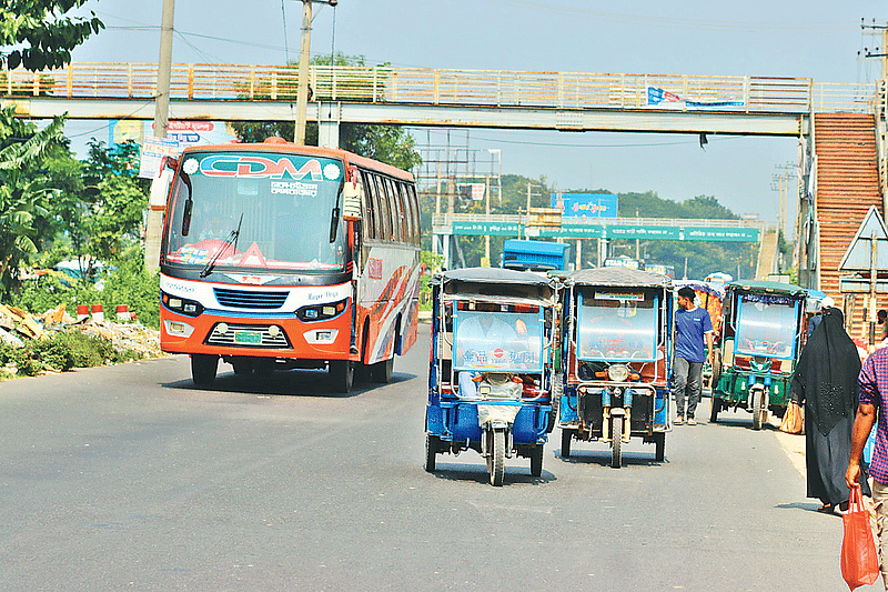 ঢাকা-চট্টগ্রাম মহাসড়কে তিন চাকার যানবাহন চলাচল নিষিদ্ধ। কিন্তু তা মানা হচ্ছে না। দ্রুতগতির যানবাহনের সঙ্গে পাল্লা দিয়ে চলছে এসব যান। গতকাল চৌদ্দগ্রাম উপজেলা স্বাস্থ্য কমপ্লেক্স গেট এলাকায়