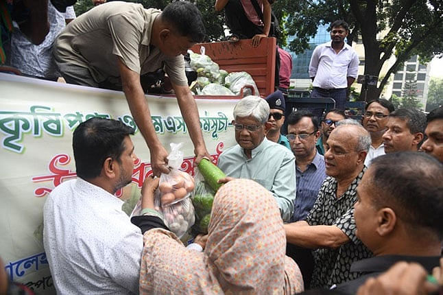 রাজধানীর খাদ্য ভবনের সামনে কৃষি ওএমএস কর্মসূচির উদ্বোধন করেন বাণিজ্য উপদেষ্টা ড. সালেহউদ্দিন আহমেদ। আজ মঙ্গলবার