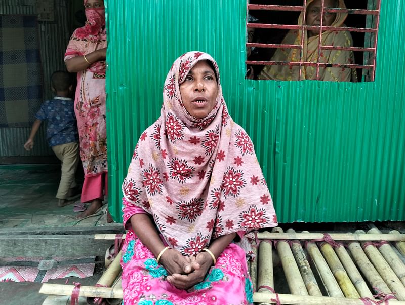 ছেলেকে হারিয়ে দিশেহারা ফাতেমা বেগম। গতকাল মঙ্গলবার সকালে লক্ষ্মীপুর পৌরসভার রাজীবপুর এলাকায়