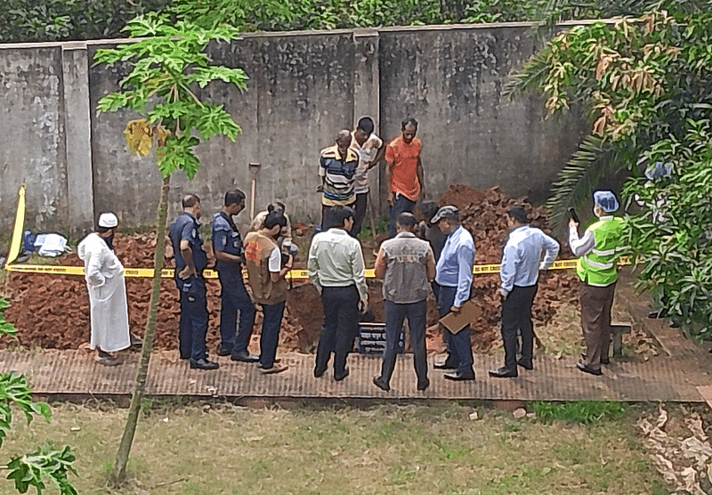 হারিছ চৌধুরীর পরিচয় নিশ্চিত হতে কবর থেকে লাশ তোলা হচ্ছে। আজ বুধবার সকালে সাভারের বিরুলিয়ায় জামিয়া খাতামুন্নাবিয়্যীন মাদ্রাসার কবরাস্থানে