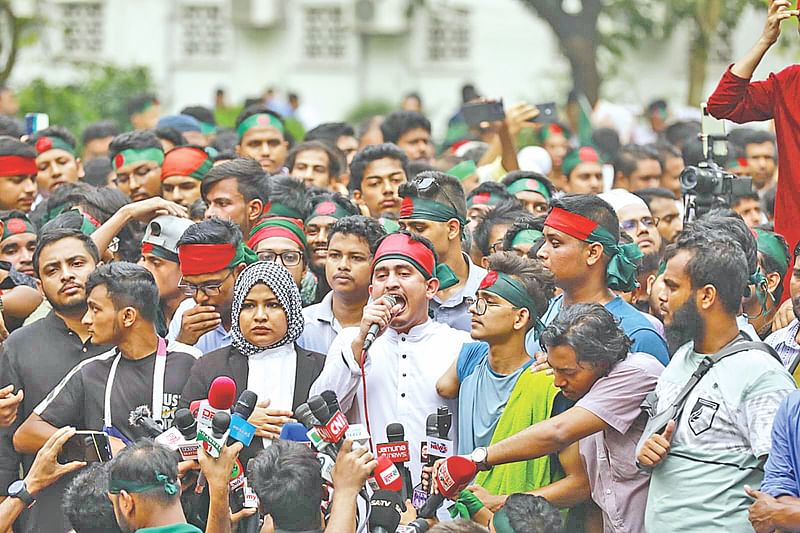 ‘দলবাজ’ ও ‘দুর্নীতিবাজ’ বিচারপতিদের পদত্যাগ অথবা তাঁদের অপসারণের দাবিতে হাইকোর্ট ঘেরাও এবং বিক্ষোভ চলাকালে বক্তব্য দেন বৈষম্যবিরোধী ছাত্র আন্দোলনের সমন্বয়ক সারজিস আলম। গতকাল সুপ্রিম কোর্ট প্রাঙ্গণে