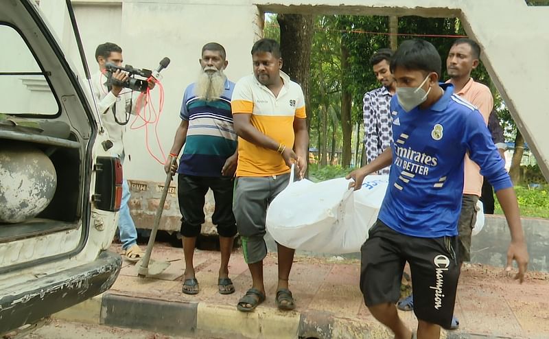 কবর থেকে তোলার পর সাকিবের মরদেহটি ময়নাতদন্তের জন্য রাজশাহী মেডিকেল কলেজ হাসপাতালে পাঠানো হয়। আজ সকালে নগরের টিকাপাড়া কবরস্থানে