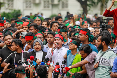 ‘দলবাজ’ ও ‘দুর্নীতিবাজ’ বিচারপতিদের পদত্যাগ অথবা তাঁদের অপসারণের দাবিতে হাইকোর্ট ঘেরাও এবং বিক্ষোভ চলাকালে বক্তব্য দেন বৈষম্যবিরোধী ছাত্র আন্দোলনের সমন্বয়ক সারজিস আলম। গতকাল সুপ্রিম কোর্ট প্রাঙ্গণে