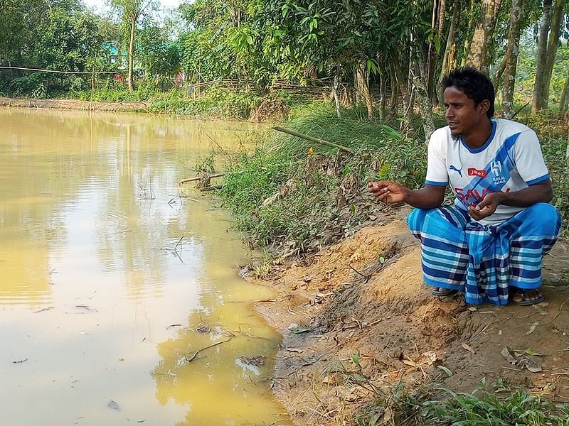 ক্ষতিগ্রস্ত পুকুর দেখাচ্ছেন একজন মৎস্যচাষি। গতকাল বুধবার বিকেলে সন্ন‌্যাসী‌ভিটা গ্রামে