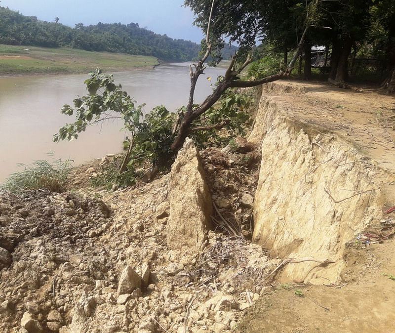 বান্দরবান সদর ইউনিয়নে সাঙ্গু নদের ভাঙনে ধসে পড়ছে গোয়ালীখোলা গ্রামের নদী তীরবর্তী এলাকা। গত রোববার দুপুরে তোলা